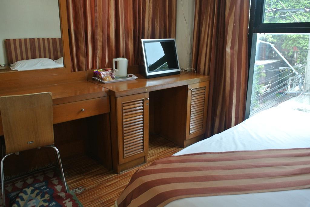 Sun City Hotel Бангкок Экстерьер фото